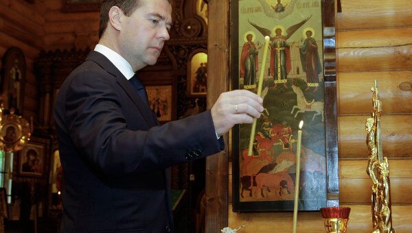 Д.Медведев ставит свечу за упокой душ погибших в результате крушения теплохода Булгария Д.Медведев ставит свечу за упокой душ погибших в результате крушения теплохода Булгария