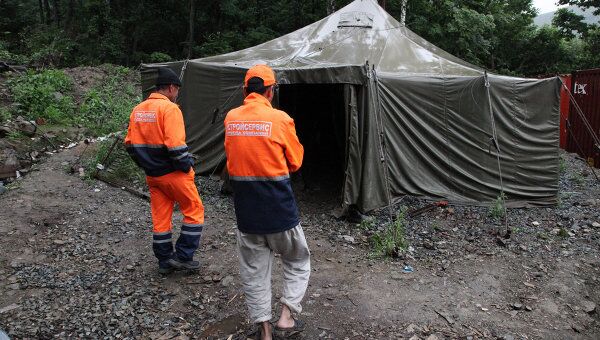 Саперы проводят работы на месте взрыва боевого снаряда во Владивостоке Саперы проводят работы на месте взрыва боевого снаряда во Владивостоке