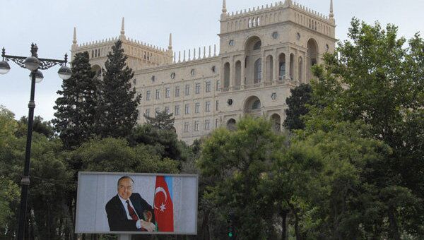 Портрет бывшего президента Азербайджана Гейдара Алиева неподалеку от Дома правительства. Архивное фото Портрет бывшего президента Азербайджана Гейдара Алиева неподалеку от Дома правительства. Архивное фото