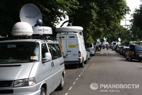 Машины у дома певицы Эми Уайнхаус в Лондоне Машины у дома певицы Эми Уайнхаус в Лондоне