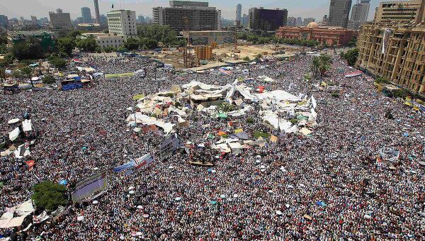 Тысячи демонстрантов собрались на площади Тахрир в Каире 29 июля 2011 года Тысячи демонстрантов собрались на площади Тахрир в Каире 29 июля 2011 года