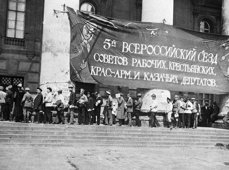 Делегаты V Всероссийского съезда Советов стоят перед входом в Большой театр. 1918 год. Делегаты V Всероссийского съезда Советов стоят перед входом в Большой театр. 1918 год.