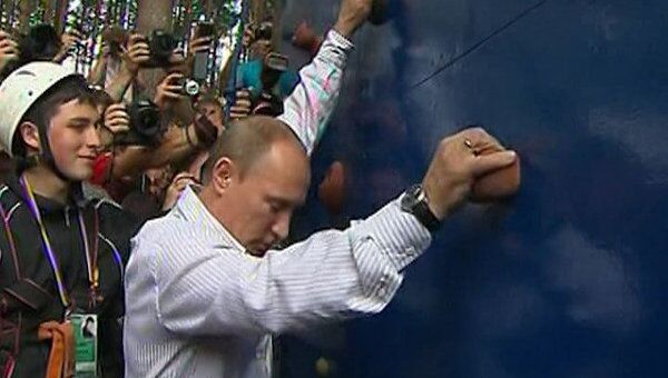 Путин на Селигере взобрался на скалодром без страховки Путин на Селигере взобрался на скалодром без страховки