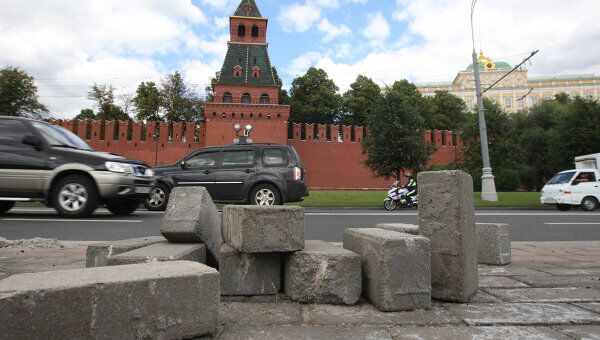 На Кремлевской набережной в Москве перекладывают плитку На Кремлевской набережной в Москве перекладывают плитку