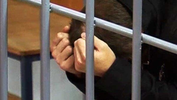 Подозреваемый в убийстве семьи в Туле прятал лицо от телекамер в суде Подозреваемый в убийстве семьи в Туле прятал лицо от телекамер в суде