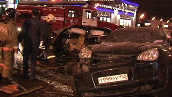 BMW врезался в остановку общественного транспорта. Видео с места ДТП BMW врезался в остановку общественного транспорта. Видео с места ДТП