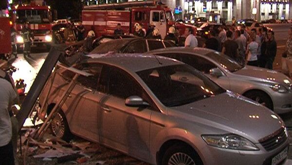 BMW X5 врезался ночью в среду в остановку общественного транспорта в центре Москвы BMW X5 врезался ночью в среду в остановку общественного транспорта в центре Москвы