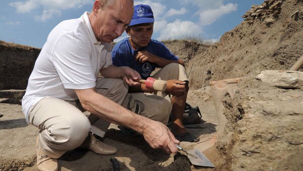 Посещение В.Путиным археологических раскопок древней Фанагории на Таманском полуострове Посещение В.Путиным археологических раскопок древней Фанагории на Таманском полуострове