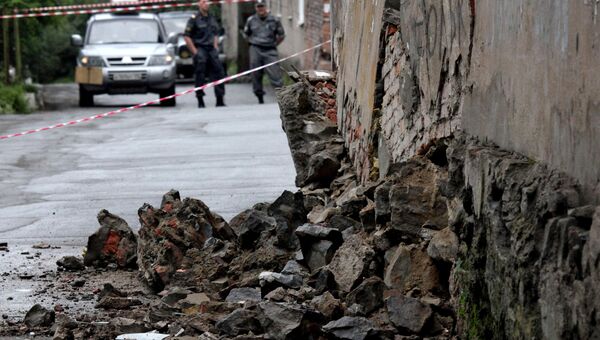 Стена аварийного жилого дома треснула среди ночи Стена аварийного жилого дома треснула среди ночи