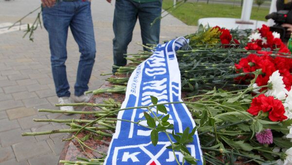 Жители Минска несут цветы и зажженные свечи к Минск-Арене Жители Минска несут цветы и зажженные свечи к Минск-Арене