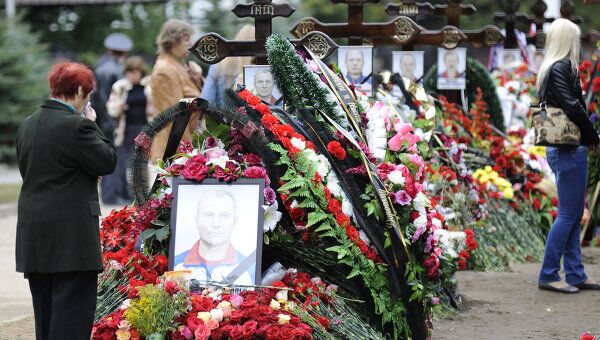 Траурные мероприятия на месте крушения самолета Як-42 Траурные мероприятия на месте крушения самолета Як-42