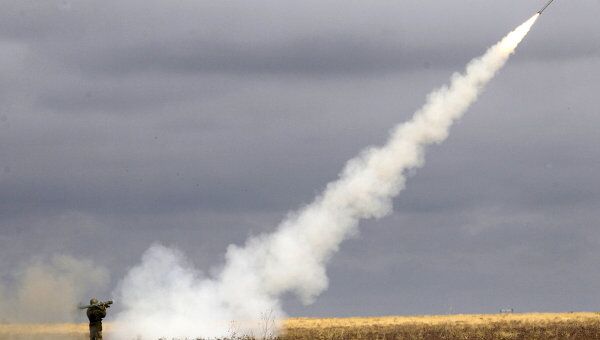 Запуск зенитной ракеты в ходе военных учений в Астраханской области. Архивное фото. Запуск зенитной ракеты в ходе военных учений в Астраханской области. Архивное фото.