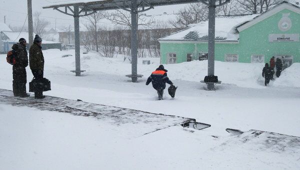 Сотрудники спасательной службы на железнодорожной станции Взморье Сотрудники спасательной службы на железнодорожной станции Взморье