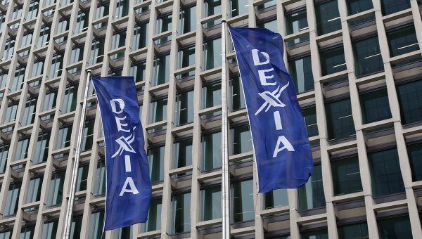 Флаги бельгийско-французской банковской группы Dexia на здании офиса компании в Брюсселе Флаги бельгийско-французской банковской группы Dexia на здании офиса компании в Брюсселе