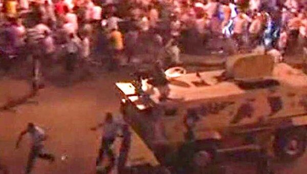 Бронетранспортер врезался в толпу демонстрантов в центре Каира Бронетранспортер врезался в толпу демонстрантов в центре Каира