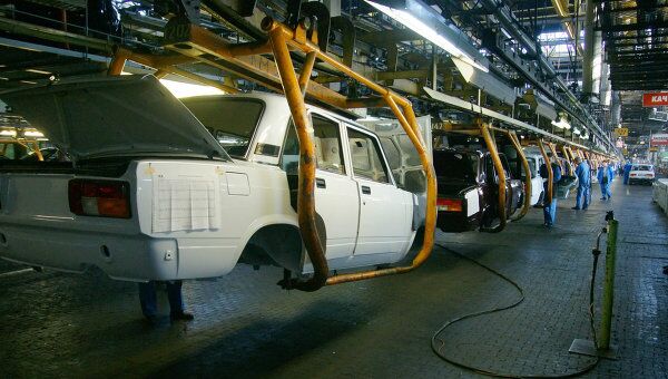 На линии сборки автомобилей ВАЗ 2107. Архив На линии сборки автомобилей ВАЗ 2107. Архив