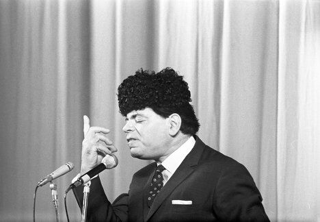 Артист Аркадий Райкин во время выступления Артист Аркадий Райкин во время выступления
