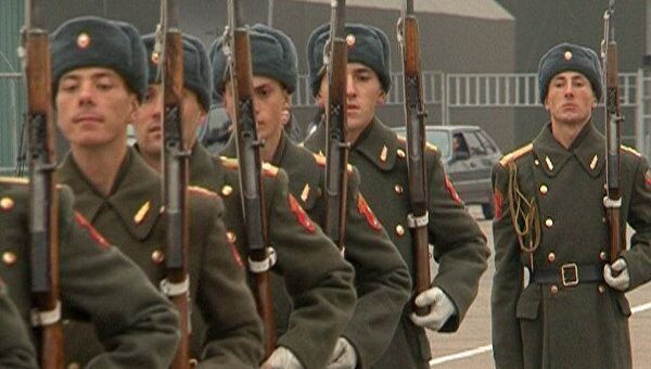 Солдаты с трехлинейками и ППШ готовятся к 70-летию парада 1941 года Солдаты с трехлинейками и ППШ готовятся к 70-летию парада 1941 года