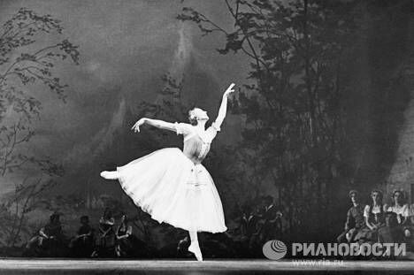 Галина Уланова в роли Жизели на сцене ГАБТа Галина Уланова в роли Жизели на сцене ГАБТа