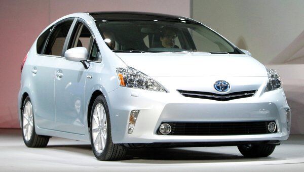 Автомобиль Toyota Prius V на международном автосалоне в Детройте. Архив Автомобиль Toyota Prius V на международном автосалоне в Детройте. Архив