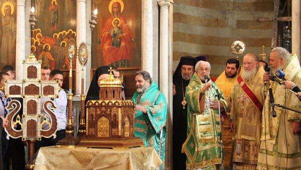 Патриарх Московский и всея Руси Кирилл передал сирийским верующим от российского народа полутораметровый крест, дарохранительницу и две рипиды Патриарх Московский и всея Руси Кирилл передал сирийским верующим от российского народа полутораметровый крест, дарохранительницу и две рипиды