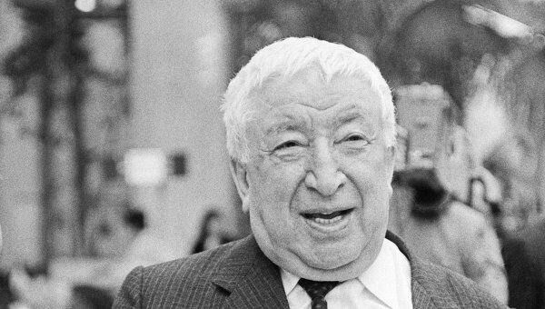 Знаменитый аварский поэт, писатель Расул Гамзатович Гамзатов. Архив Знаменитый аварский поэт, писатель Расул Гамзатович Гамзатов. Архив