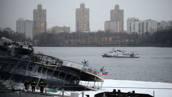 Пожар на борту загоревшегося в Москве трехпалубного теплохода Сергей Абрамов Пожар на борту загоревшегося в Москве трехпалубного теплохода Сергей Абрамов