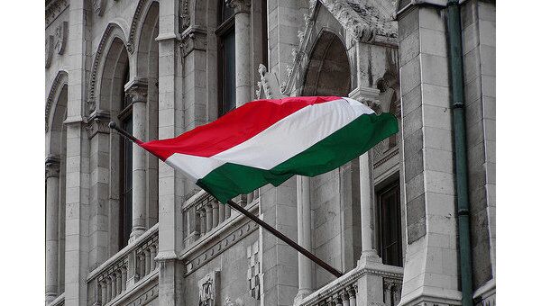 Флаг Венгрии на здании венгерского парламента. Архивное фото Флаг Венгрии на здании венгерского парламента. Архивное фото