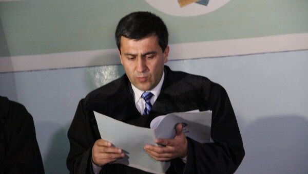 Судья Алишо Курбанов-зампредседателя суда Хатлонской области зачитывает приговор летчикам Садовничему и Руденко Судья Алишо Курбанов-зампредседателя суда Хатлонской области зачитывает приговор летчикам Садовничему и Руденко