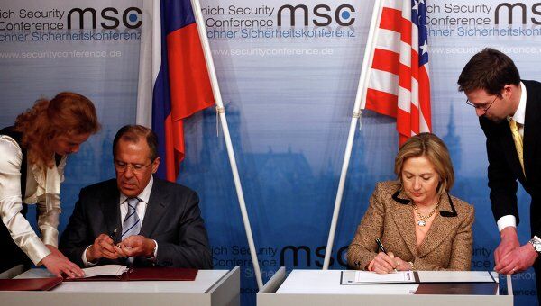 Глава МИД РФ Сергей Лавров и глава госдепартамента США Хиллари Клинтон обменялись ратификационными грамотами Договора СНВ Глава МИД РФ Сергей Лавров и глава госдепартамента США Хиллари Клинтон обменялись ратификационными грамотами Договора СНВ