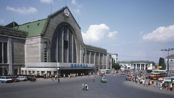 Здание железнодорожного вокзала в Киеве. Архивное фото Здание железнодорожного вокзала в Киеве. Архивное фото