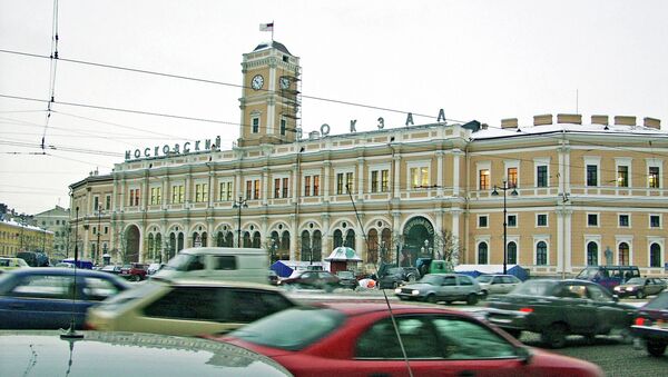 Автомобили у Московского вокзала в Санкт-Петербурге. Архивное фото Автомобили у Московского вокзала в Санкт-Петербурге. Архивное фото