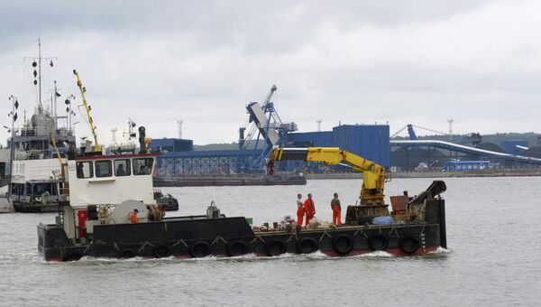 Судно в акватории морского порта Усть-Луга. Архивное фото Судно в акватории морского порта Усть-Луга. Архивное фото