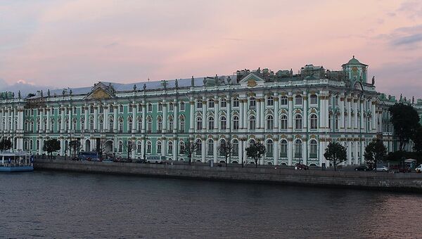 Вид на Зимний дворец (Эрмитаж) со стороны Дворцовой набережной в Петербурге Вид на Зимний дворец (Эрмитаж) со стороны Дворцовой набережной в Петербурге