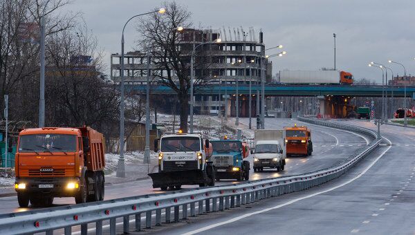 Автомобили на трассе-дублере Дмитровского шоссе Автомобили на трассе-дублере Дмитровского шоссе