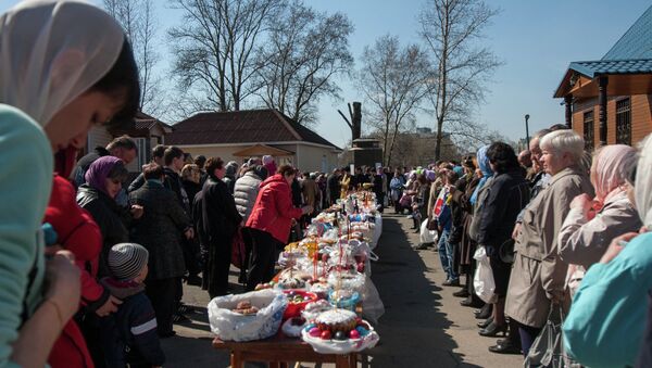 Освящение куличей и яиц в церкви святителя Петра Митрополита Московского в Петербурге Освящение куличей и яиц в церкви святителя Петра Митрополита Московского в Петербурге