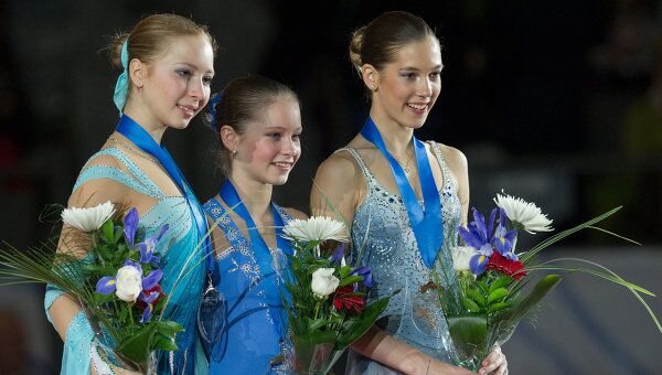 Полина Шелепень, Юлия Липницкая и Полина Коробейникова (слева направо) Полина Шелепень, Юлия Липницкая и Полина Коробейникова (слева направо)