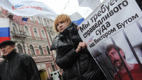 Супруга Виктора Бута участвует в пикетировании консульства США в Санкт-Петербурге Супруга Виктора Бута участвует в пикетировании консульства США в Санкт-Петербурге