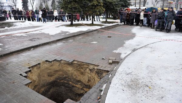 Мать с ребенком провалились в яму в Брянске, 8 января 2012 года Мать с ребенком провалились в яму в Брянске, 8 января 2012 года