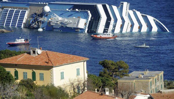 Затонувший у берегов Италии лайнер Costa Concordia Затонувший у берегов Италии лайнер Costa Concordia