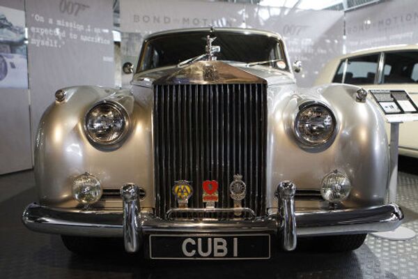 Автомобиль Royce Silver Cloud, снимавшийся в фильме о Джеймсе Бонде «Вид на убийство» Автомобиль Royce Silver Cloud, снимавшийся в фильме о Джеймсе Бонде «Вид на убийство»