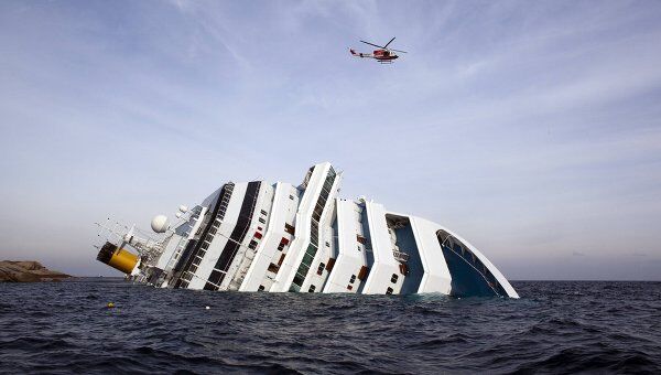 Затонувший у берегов Италии лайнер Costa Concordia Затонувший у берегов Италии лайнер Costa Concordia