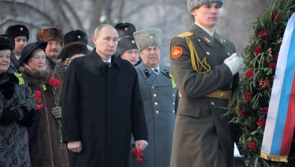 Премьер-министр РФ В.Путин на церемонии возложения венка к монументу Мать-Родина в Санкт-Петербурге Премьер-министр РФ В.Путин на церемонии возложения венка к монументу Мать-Родина в Санкт-Петербурге