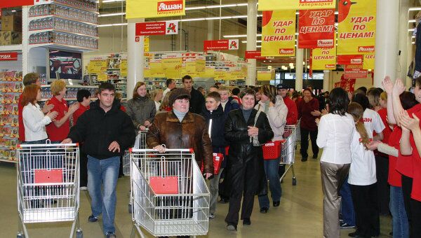 Покупатели в новом торговом центре. Архив Покупатели в новом торговом центре. Архив
