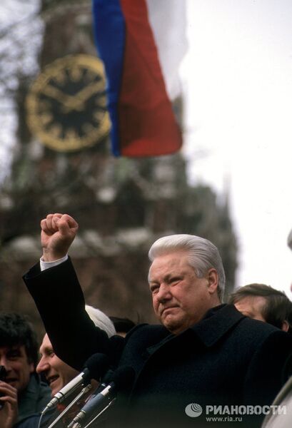 Президент РФ Б.Ельцин на митинге Президент РФ Б.Ельцин на митинге
