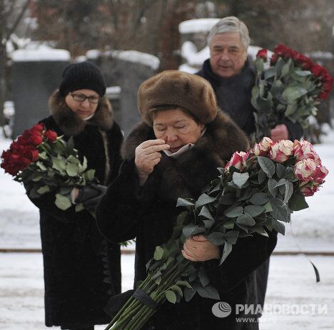 Возложение цветов и венков к могиле Б.Ельцина Возложение цветов и венков к могиле Б.Ельцина