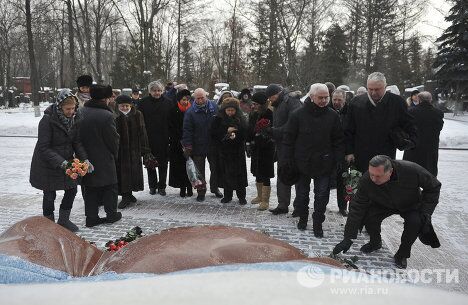 Возложение цветов и венков к могиле Б.Ельцина Возложение цветов и венков к могиле Б.Ельцина