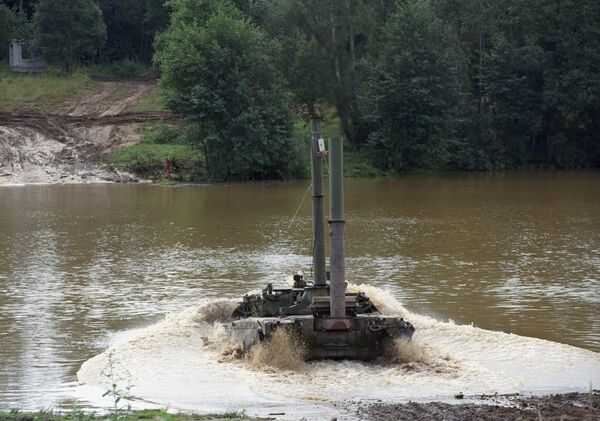Танки Т-80 преодолевают по дну озеро во время учений по подводному вождению Танки Т-80 преодолевают по дну озеро во время учений по подводному вождению