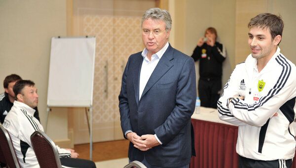 Гус Хиддинк (второй справа) Гус Хиддинк (второй справа)
