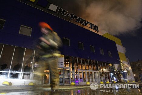 Пожар в гипермаркете К- Раута в Петербурге Пожар в гипермаркете К- Раута в Петербурге